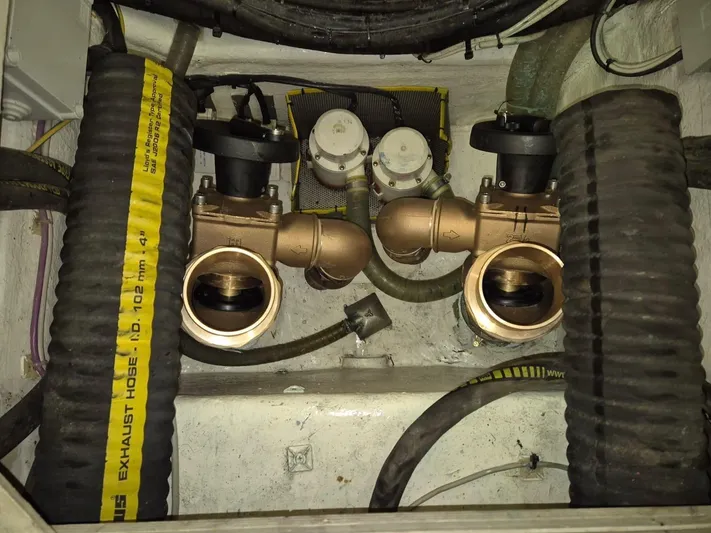  Yacht Photos Pics FERRETTI YACHTS ALTURA 840 2011