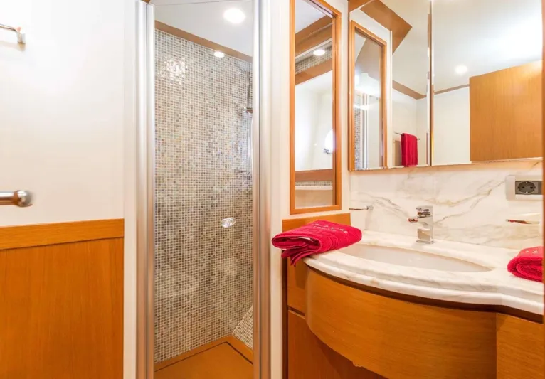  Yacht Photos Pics FERRETTI YACHTS ALTURA 840 2011