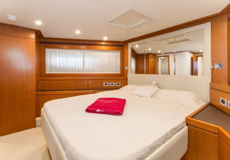  Yacht Photos Pics FERRETTI YACHTS ALTURA 840 2011