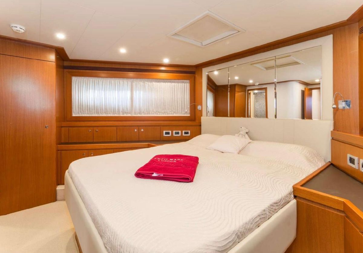 2011 Ferretti Yachts 84 