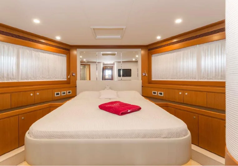  Yacht Photos Pics FERRETTI YACHTS ALTURA 840 2011