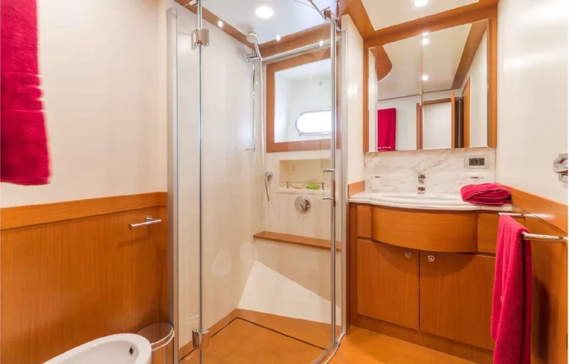  Yacht Photos Pics FERRETTI YACHTS ALTURA 840 2011