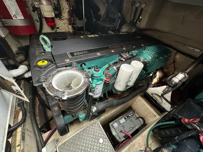  Yacht Photos Pics Engine compartment of a 2006 Formula 40pc boat, featuring a well-maintained engine.