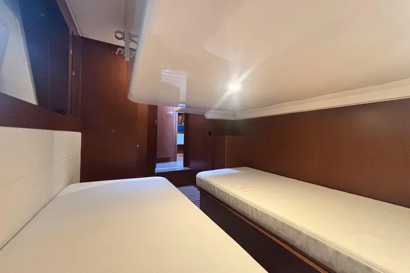 Fly-away Yacht Photos Pics Interior cabin of 2015 Bavaria 420 Virtess Coupe with twin beds and wooden finish.