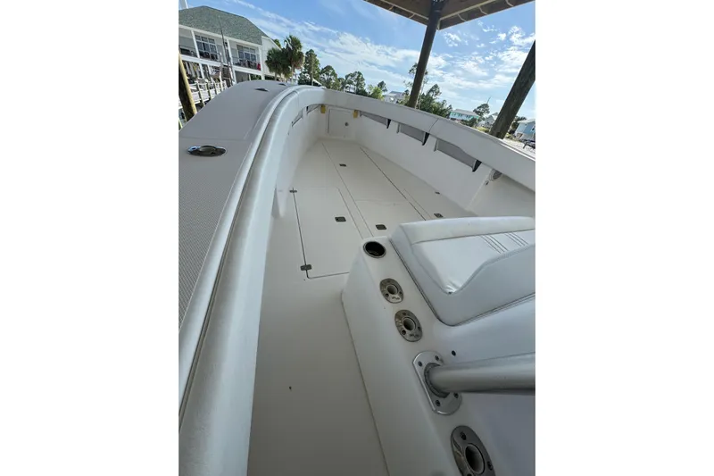  Yacht Photos Pics 2006 SeaVee 34 CC boat interior, showcasing spacious deck and seating area.