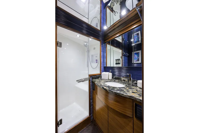 Hmy Trade Yacht Photos Pics 2023 Viking 64 Convertible - Head