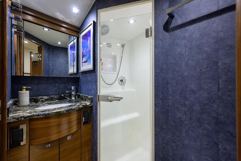 Hmy Trade Yacht Photos Pics 2023 Viking 64 Convertible - Head