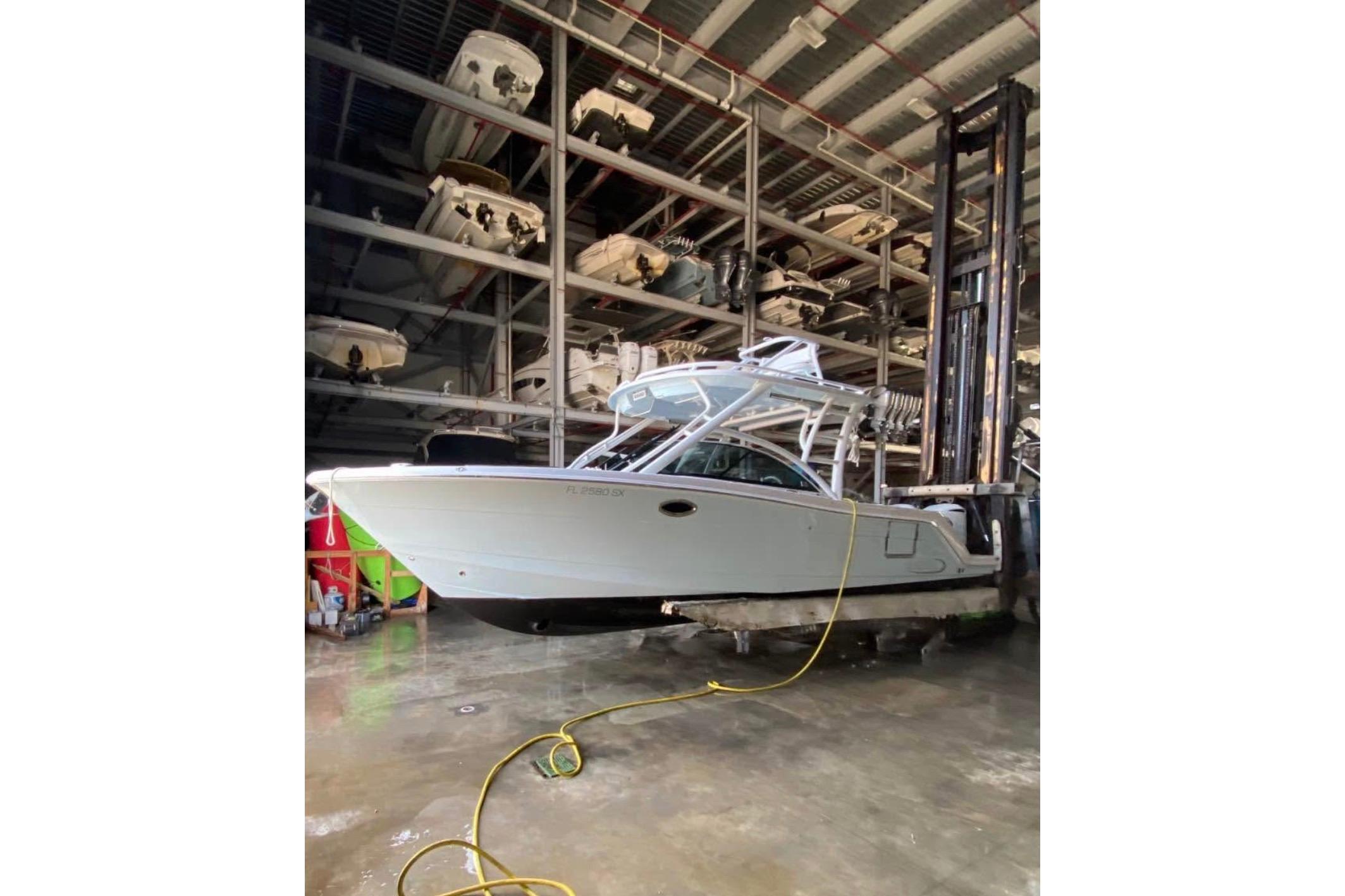 Robalo R317 Dual Console