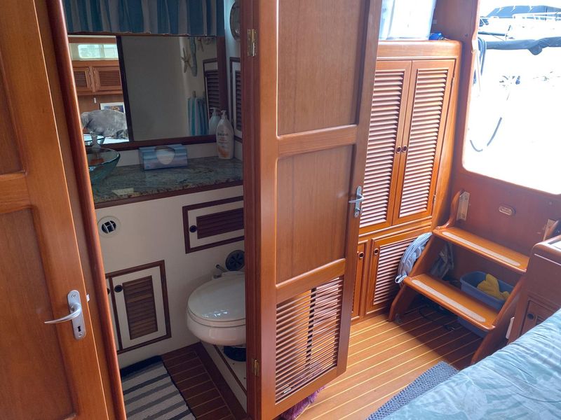 1999 Offshore Yachts Cockpit Motor Yacht