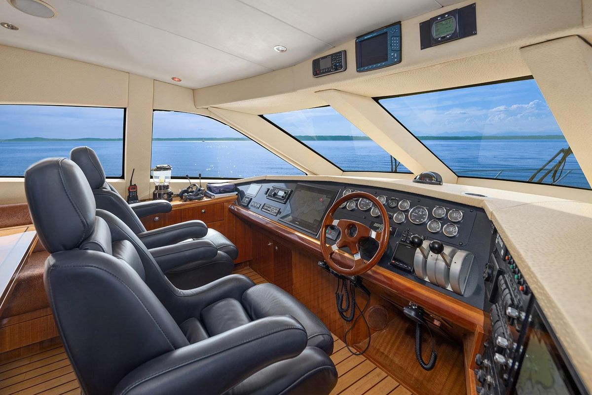 2001 Hatteras 63 