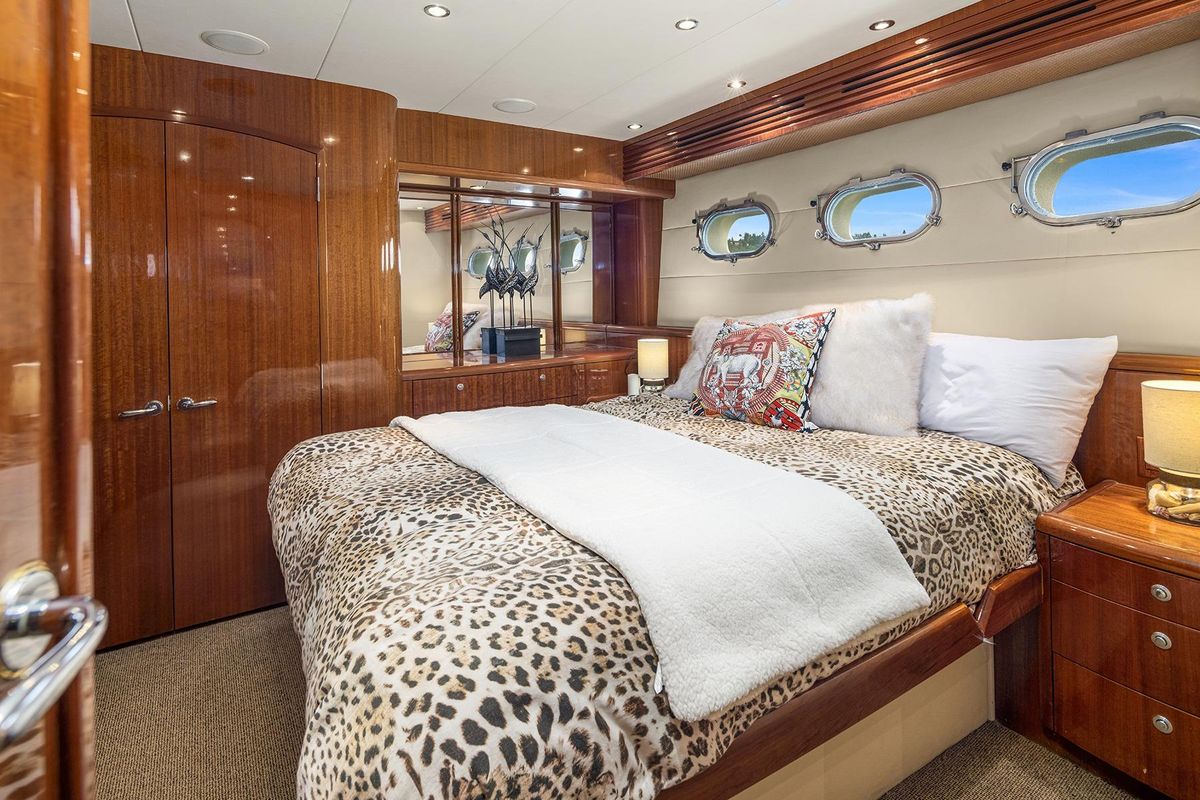 2001 Hatteras 63 