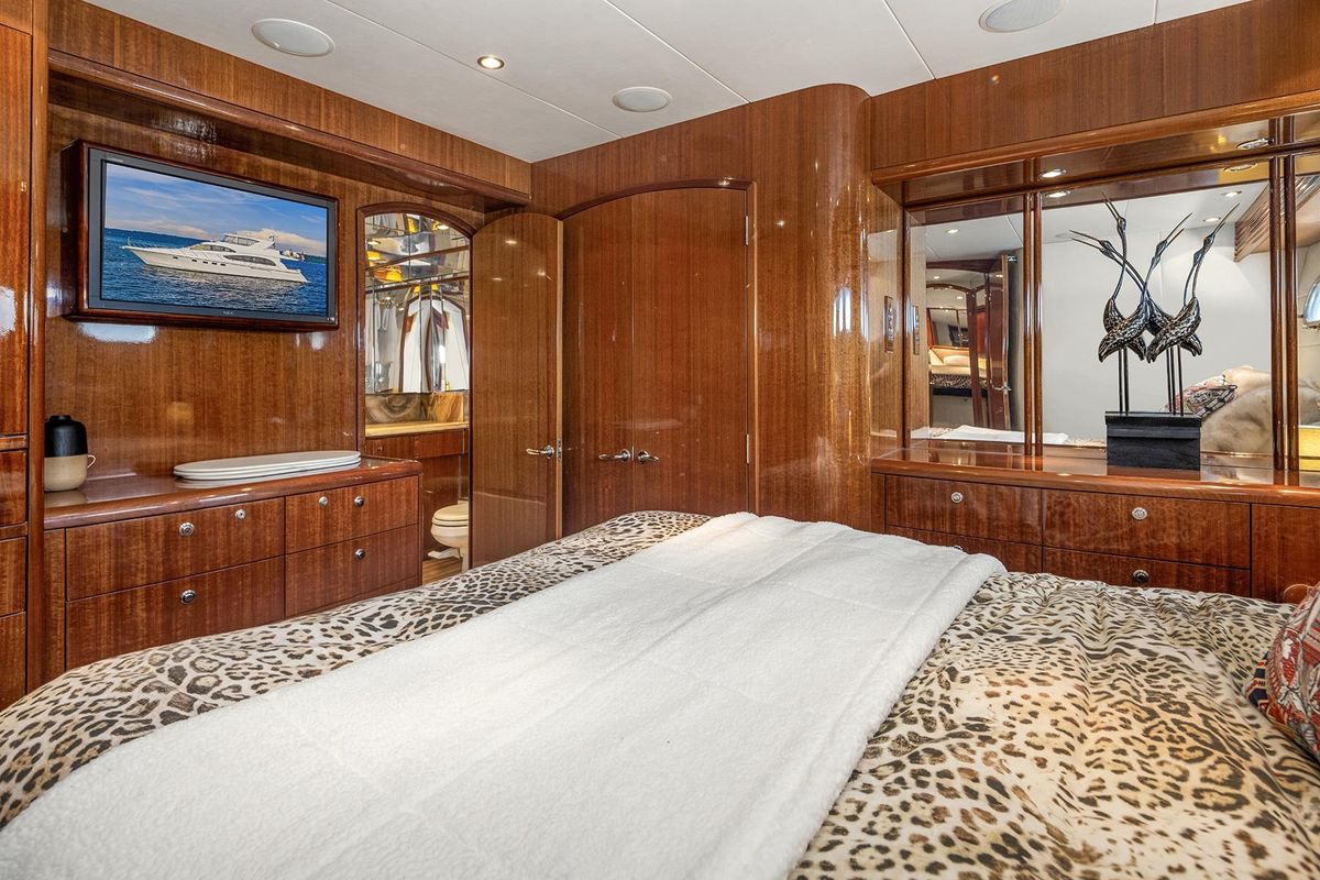 2001 Hatteras 63 
