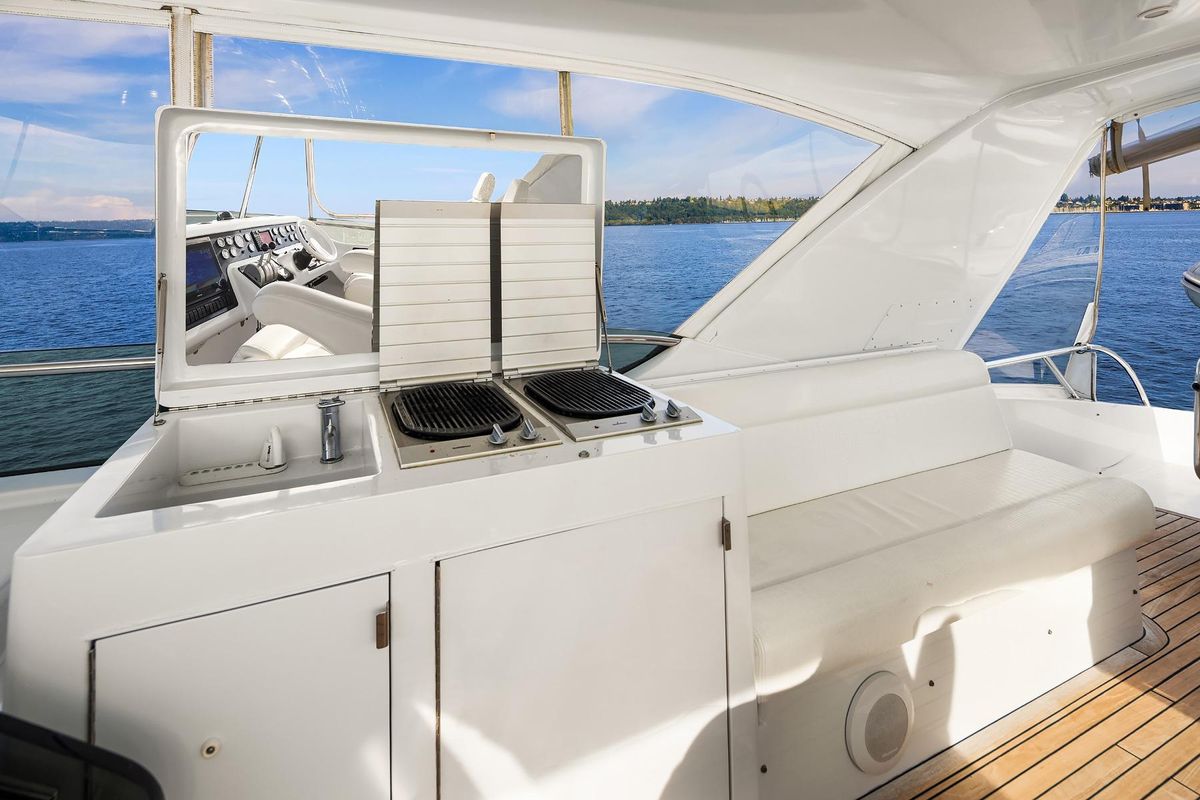 2001 Hatteras 63 