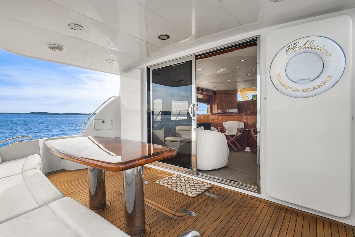 2001 Hatteras 63 