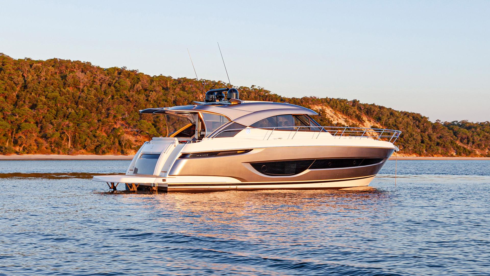2023 Riviera 4600 Sport Yacht Platinum