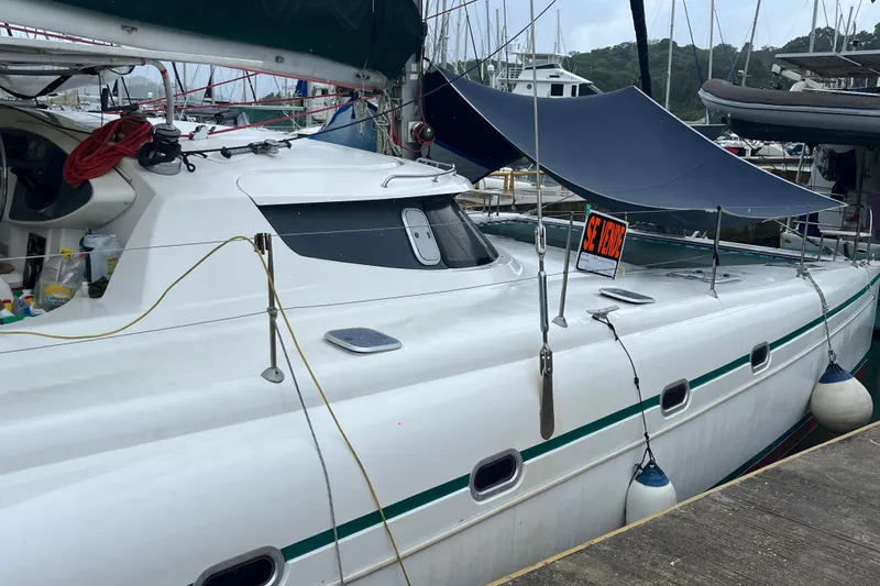 Nikita 1 Yacht Photos Pics 2004 Fountaine Pajot Bahia 46 catamaran docked, featuring a "Se Vende" sign.