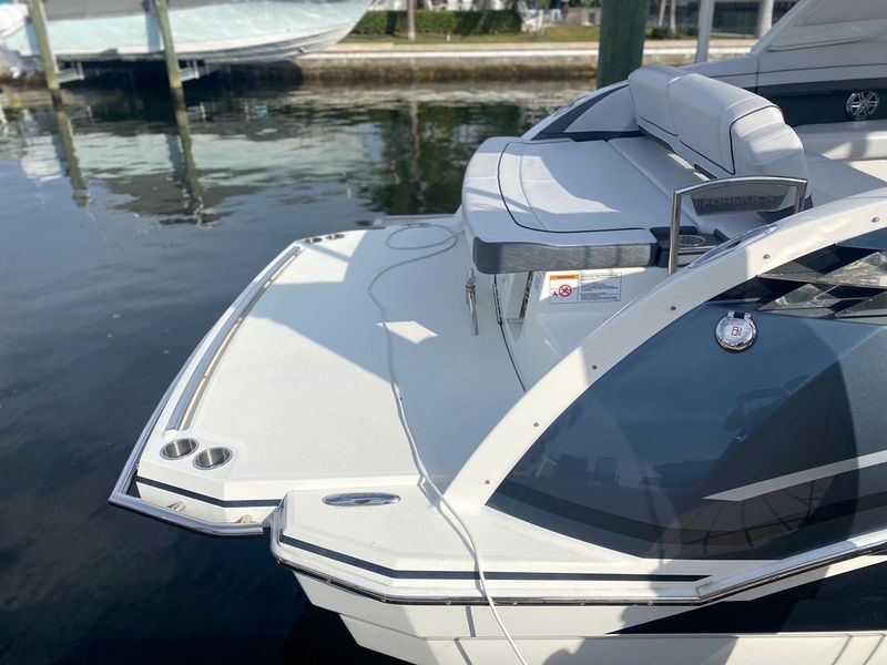 2019 Formula 330 Crossover Bowrider