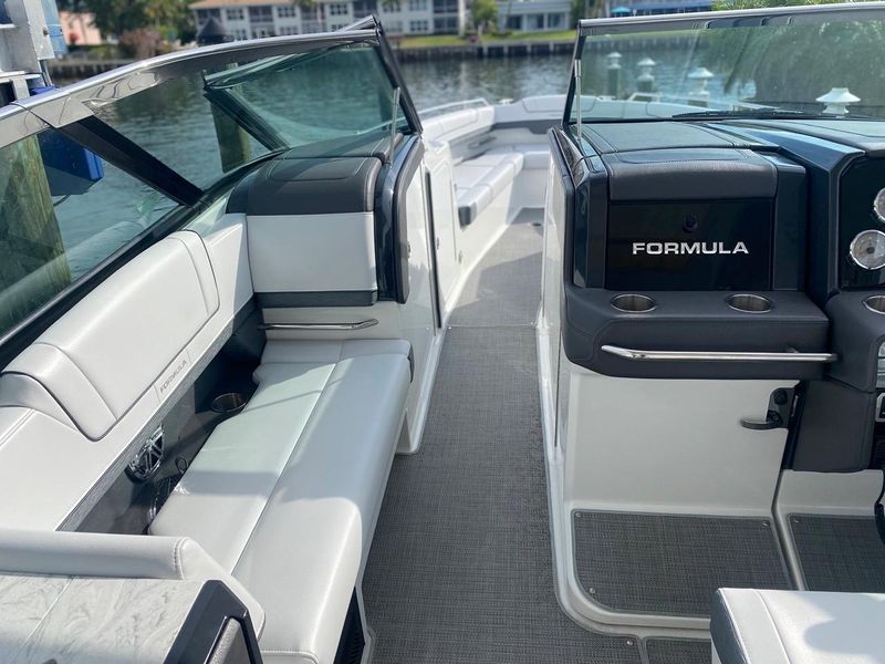 2019 Formula 330 Crossover Bowrider