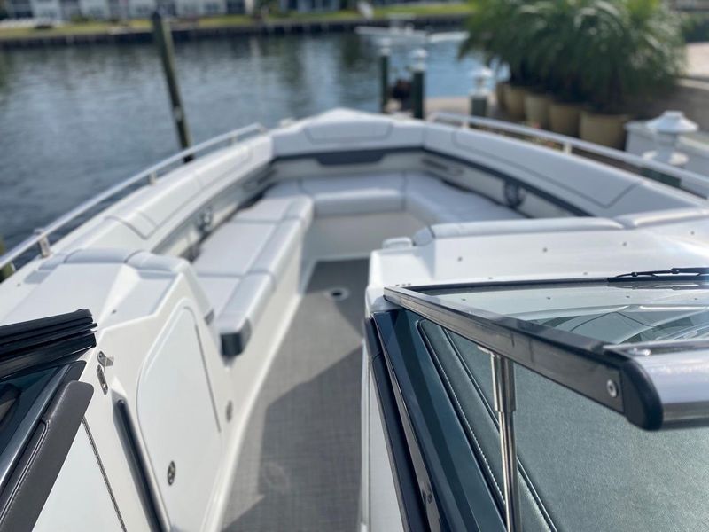 2019 Formula 330 Crossover Bowrider