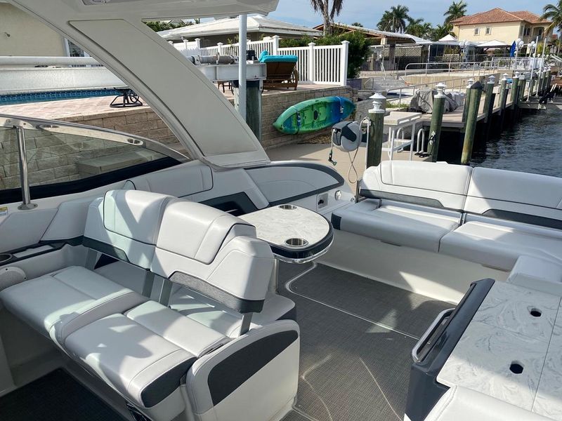 2019 Formula 330 Crossover Bowrider