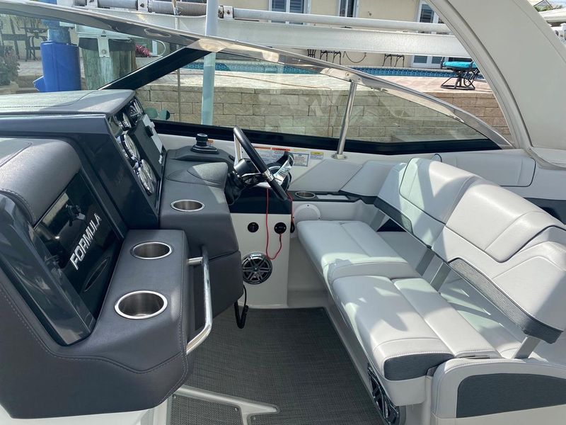 2019 Formula 330 Crossover Bowrider