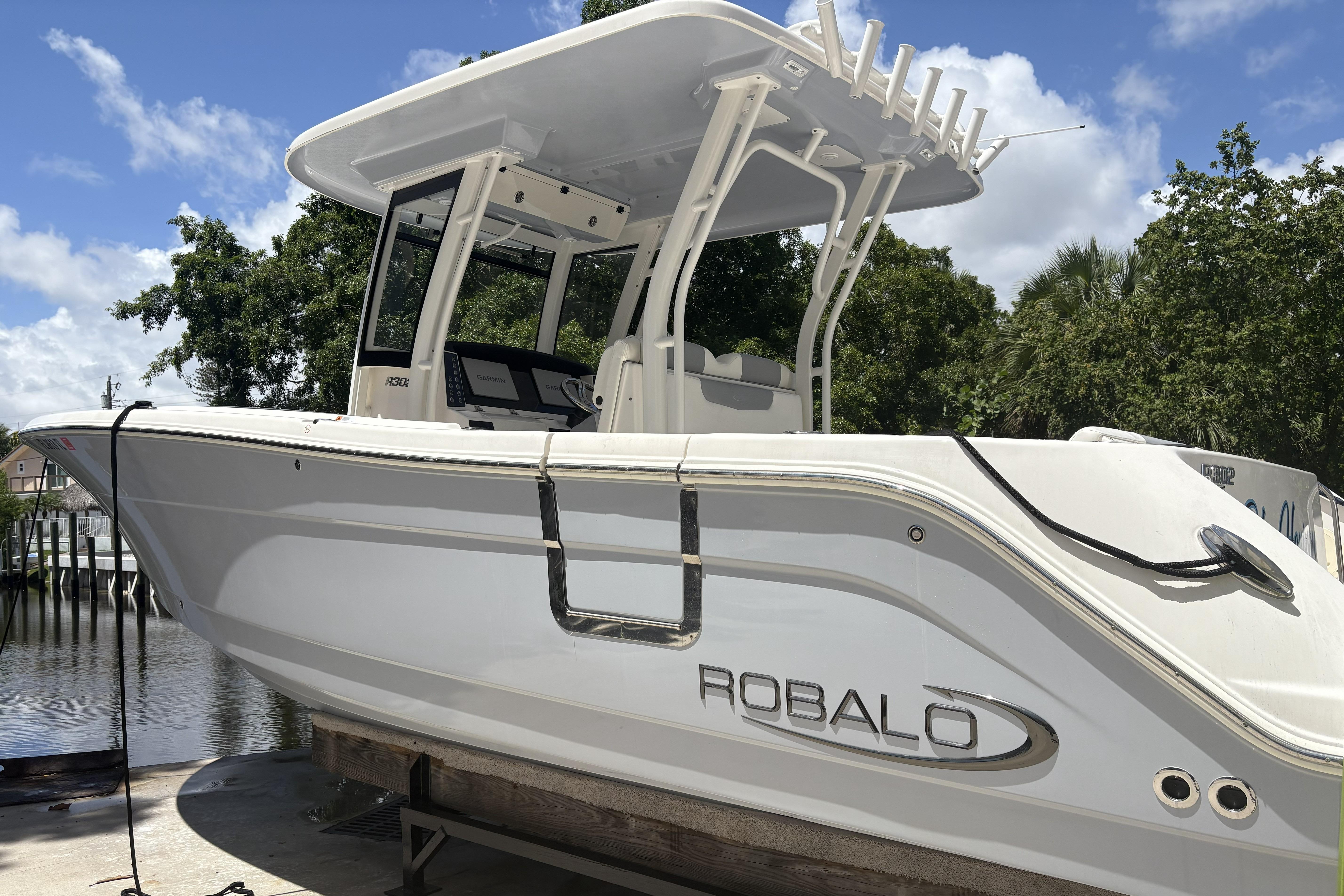 2023 Robalo R302 Center Console - Image 2