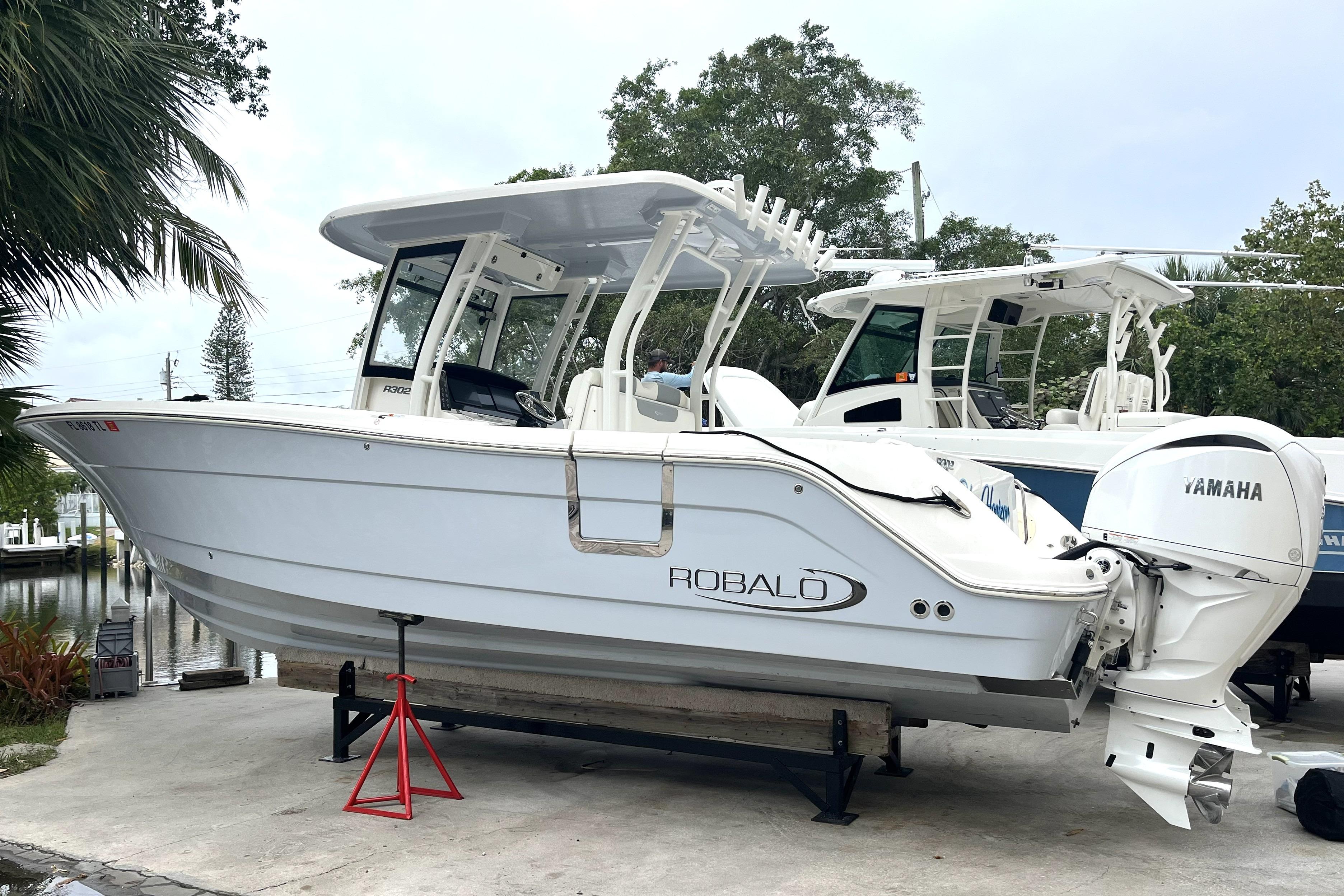2023 Robalo R302 Center Console - Image 4