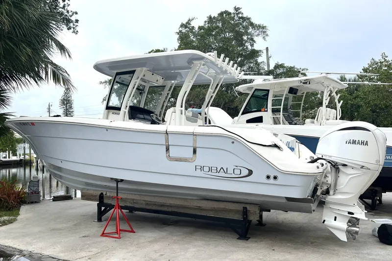 302-112 Yacht Photos Pics 2023 Robalo R302 Center Console boat with Yamaha engine on display.