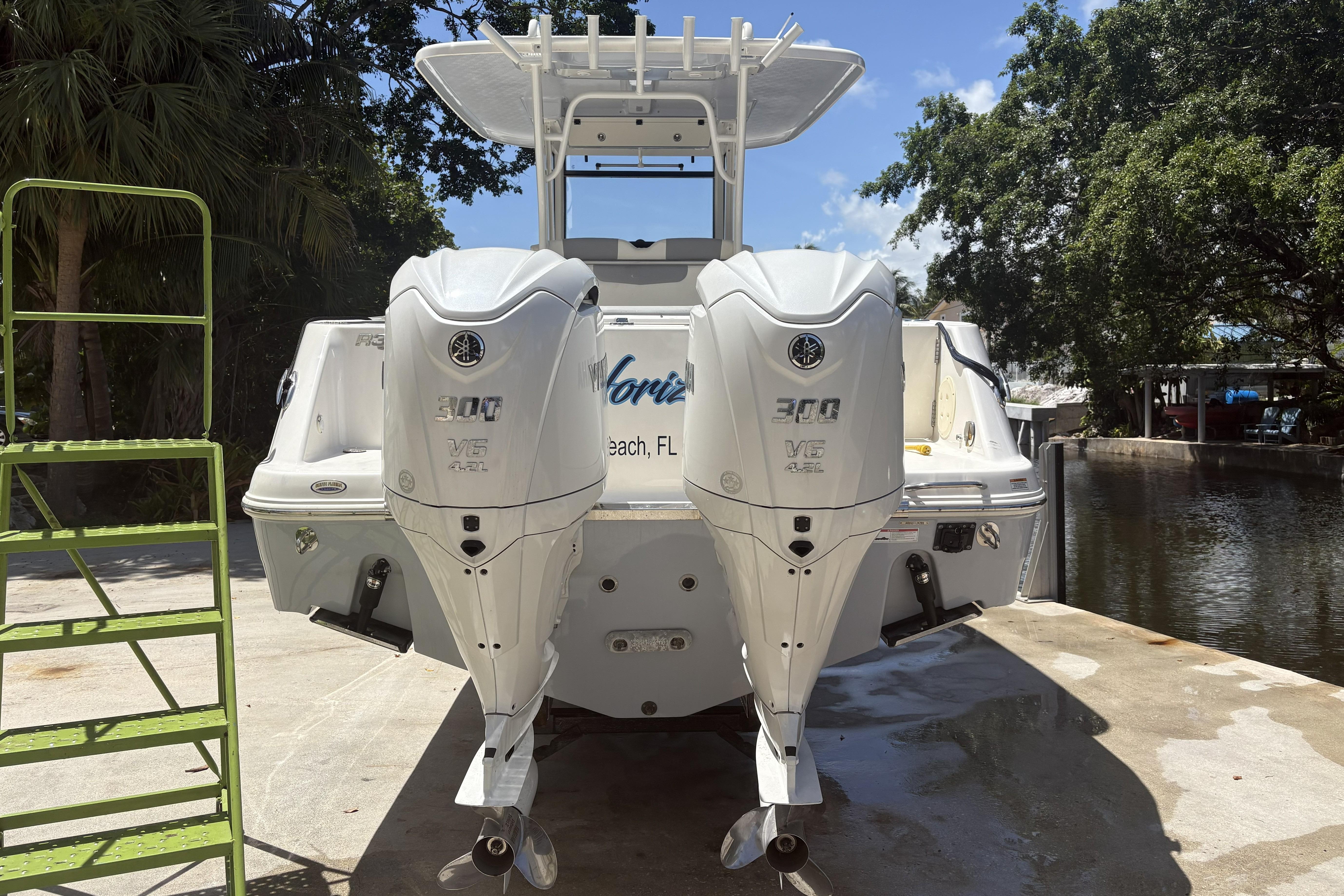2023 Robalo R302 Center Console - Image 5