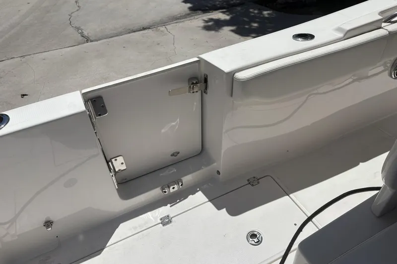 302-112 Yacht Photos Pics 2023 Robalo R302 Center Console boat interior with open hatch and seating area.