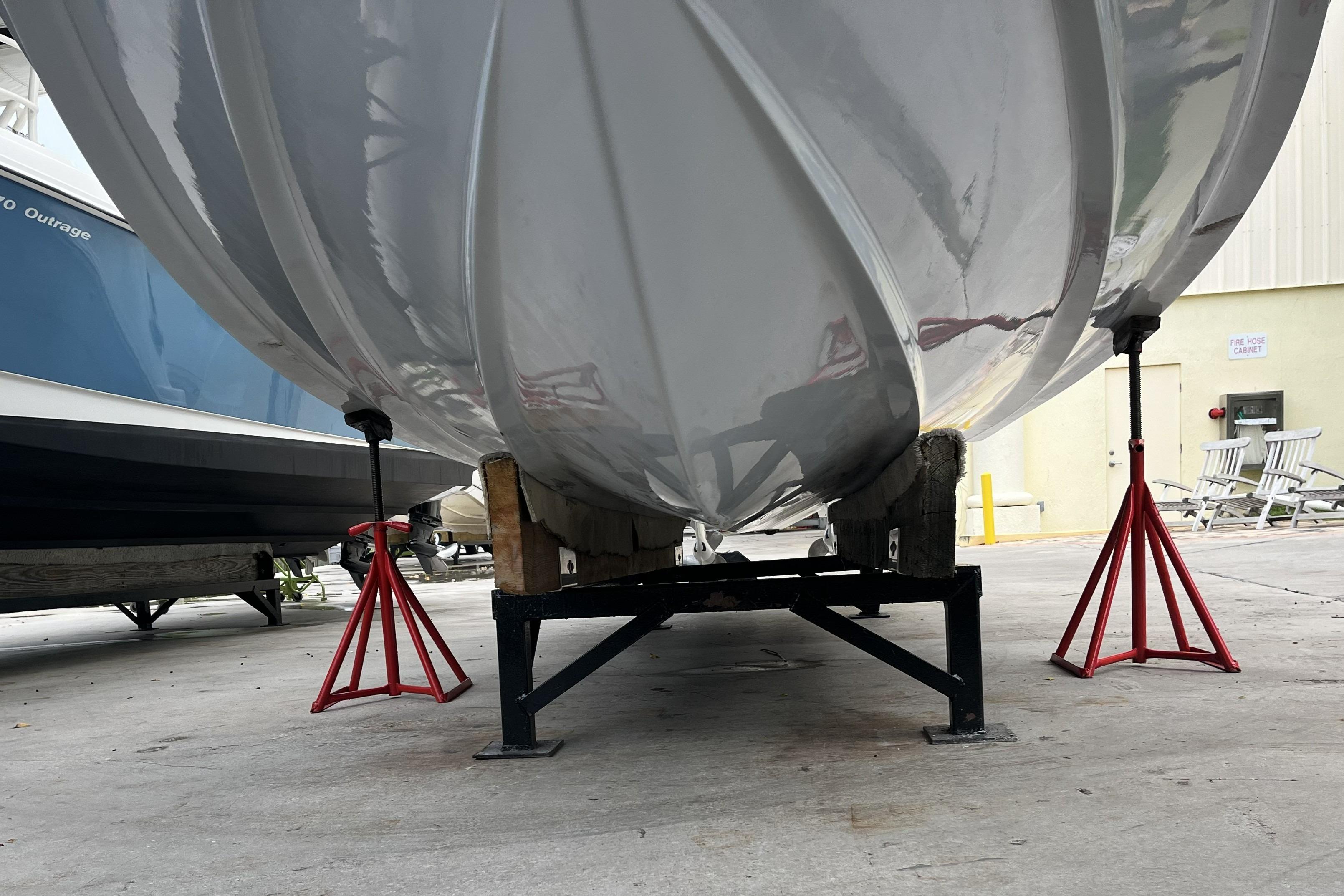 2023 Robalo R302 Center Console - Image 11