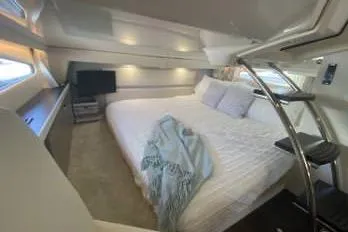 Who Kick Dan Yacht Photos Pics Midship Queen Berth