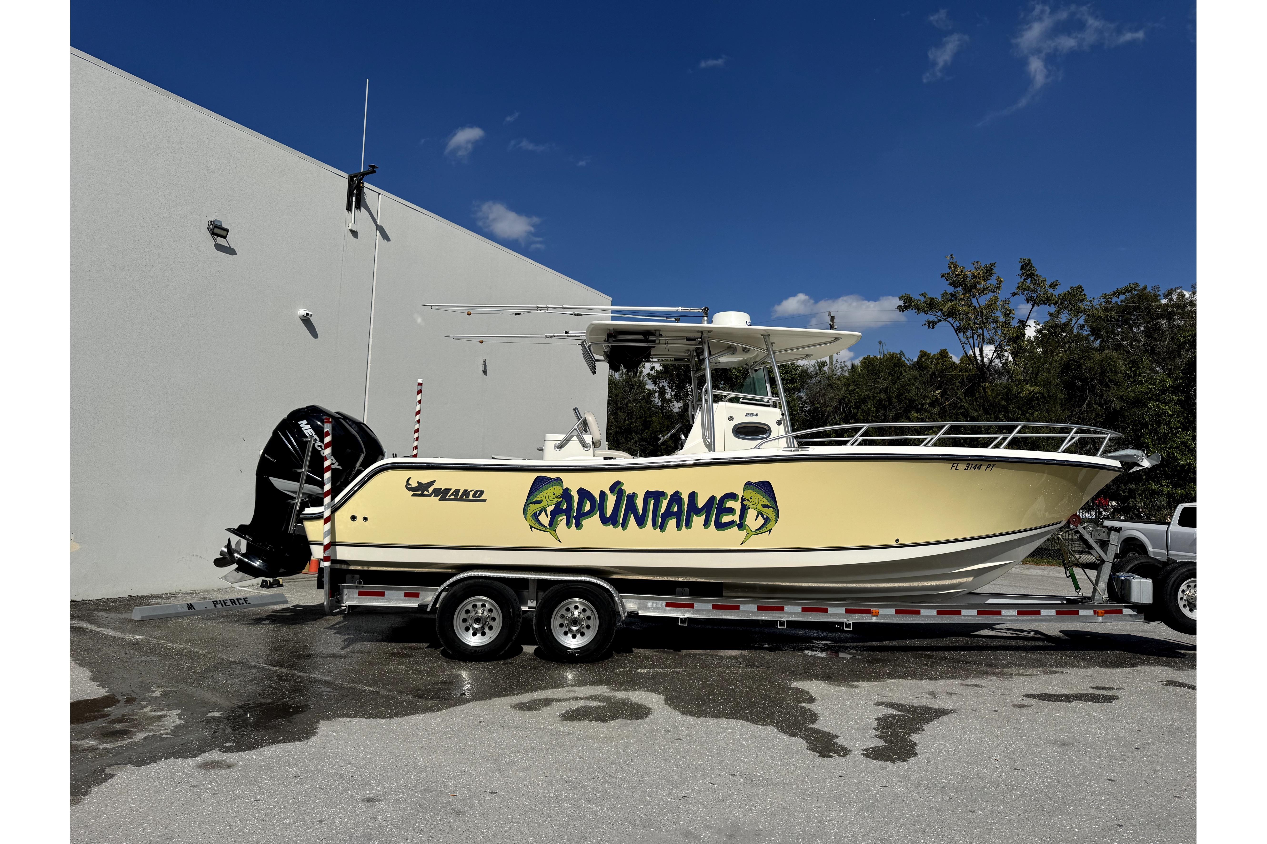 Mako 284 Center Console