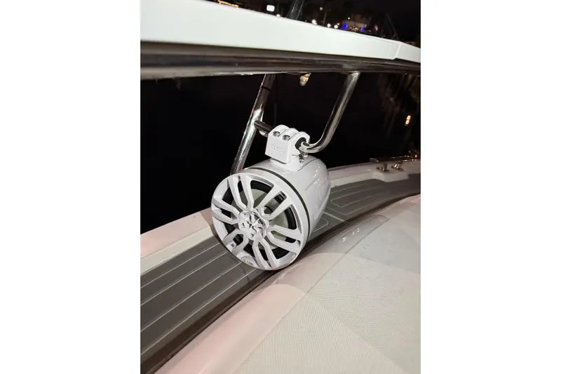 Romaniac Yacht Photos Pics White marine speaker mounted on a 2021 Evolve 400HT boat railing.