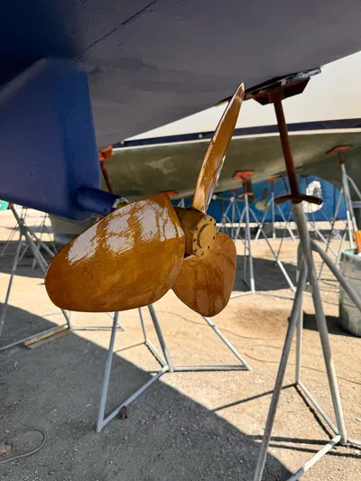  Yacht Photos Pics Propeller of 2006 Beneteau Oceanis 473 sailboat on stands, ready for maintenance.