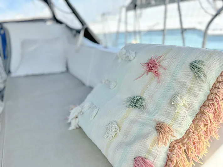  Yacht Photos Pics Cozy seating area on 2006 Beneteau Oceanis 473 sailboat with decorative pillow.