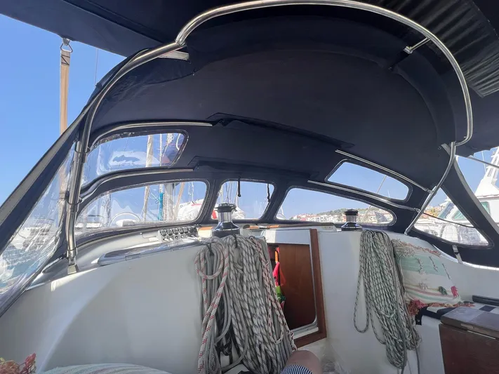  Yacht Photos Pics Beneteau Oceanis 473 cockpit with ropes and canopy, 2006 model.