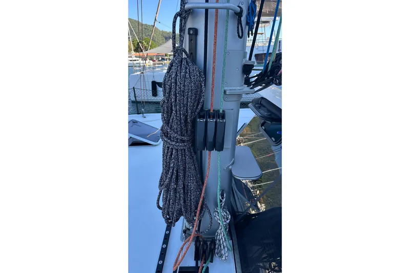 Gtfo Yacht Photos Pics Sailboat mast with ropes and pulleys, Balance 482 model, 2023.