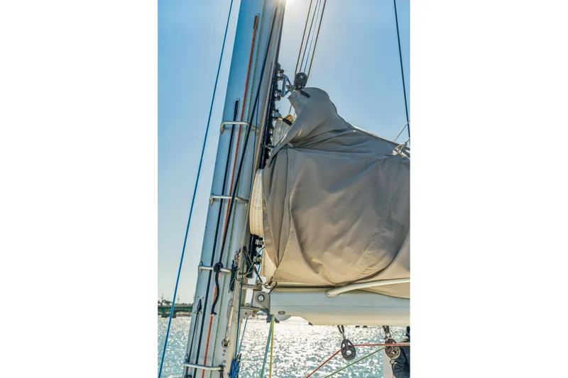 Gtfo Yacht Photos Pics Sailboat mast and rigging on a 2024 Balance 482, with clear blue sky background.