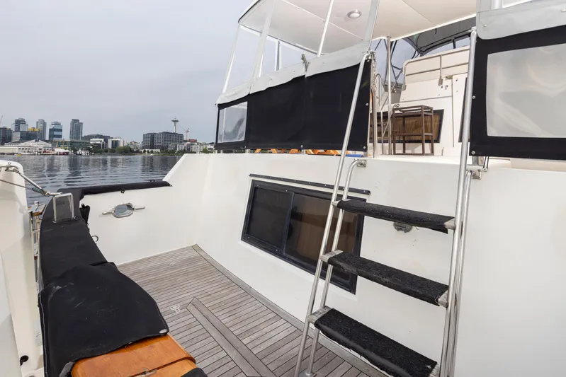 Ungrounded Yacht Photos Pics 1991 Ocean Alexander 440 Sundeck CPMY with deck and stairs.