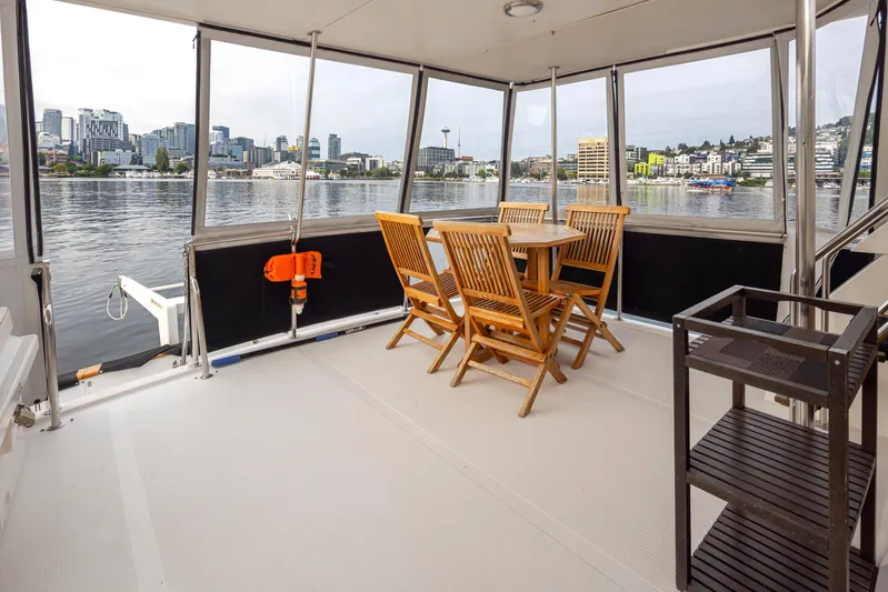 Ungrounded Yacht Photos Pics Ocean Alexander 440 Sundeck 1991 with city view and wooden furniture.