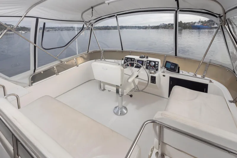 Ungrounded Yacht Photos Pics Interior view of 1991 Ocean Alexander 440 Sundeck CPMY yacht.