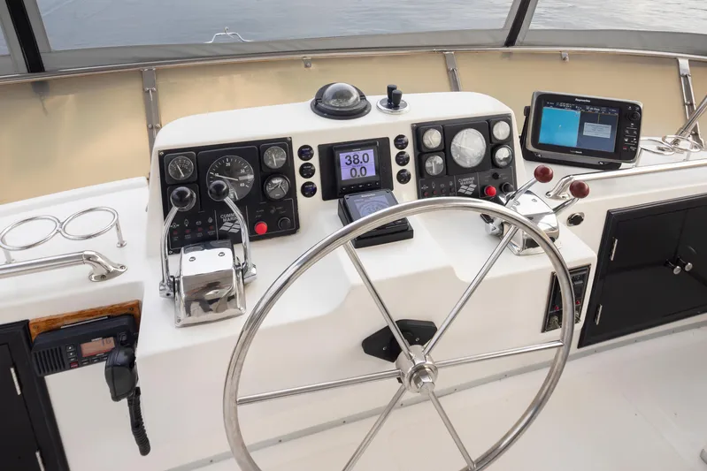 Ungrounded Yacht Photos Pics Helm of the 1991 Ocean Alexander 440 Sundeck CPMY.