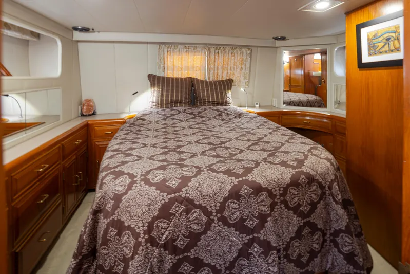 Ungrounded Yacht Photos Pics Luxurious bedroom on the 1991 Ocean Alexander 440 Sundeck CPMY.