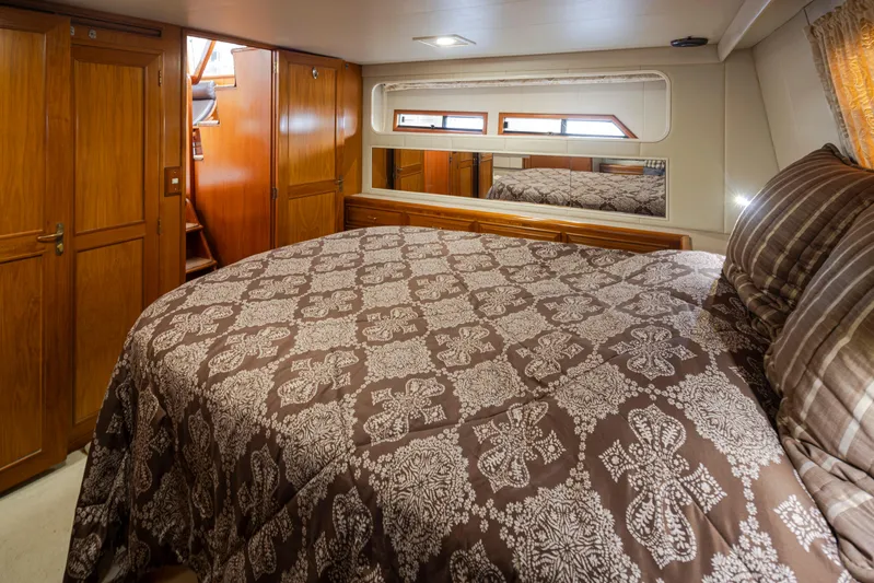 Ungrounded Yacht Photos Pics Bedroom on Ocean Alexander 440 Sundeck CPMY, 1991, featuring wooden furnishings.