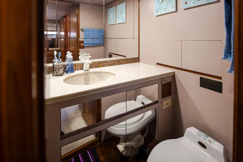 Ungrounded Yacht Photos Pics Bathroom of Ocean Alexander 440 Sundeck CPMY, 1991 model.