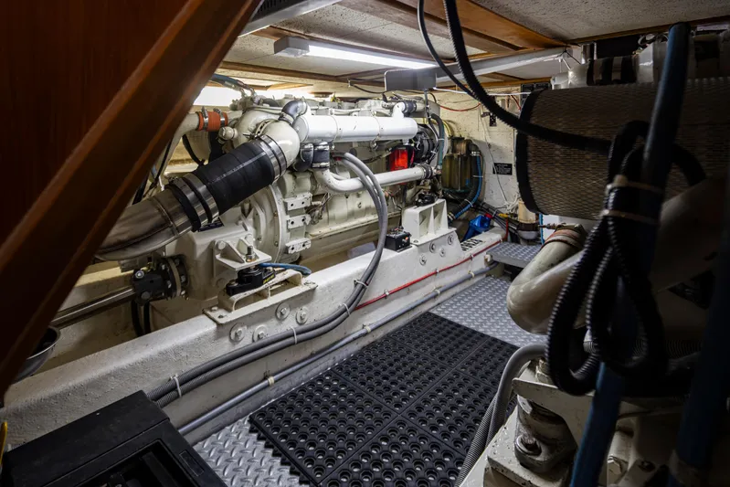 Ungrounded Yacht Photos Pics Engine room of 1991 Ocean Alexander 440 Sundeck CPMY.