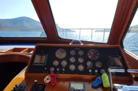 Helm of 2001 Trader 535 Signature yacht with ocean view and instrument panel.