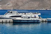 2001 Trader 535 Signature yacht docked at a marina with scenic mountain backdrop.