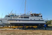 Trader 535 Signature yacht from 2001 on dry dock, with clear blue sky background.